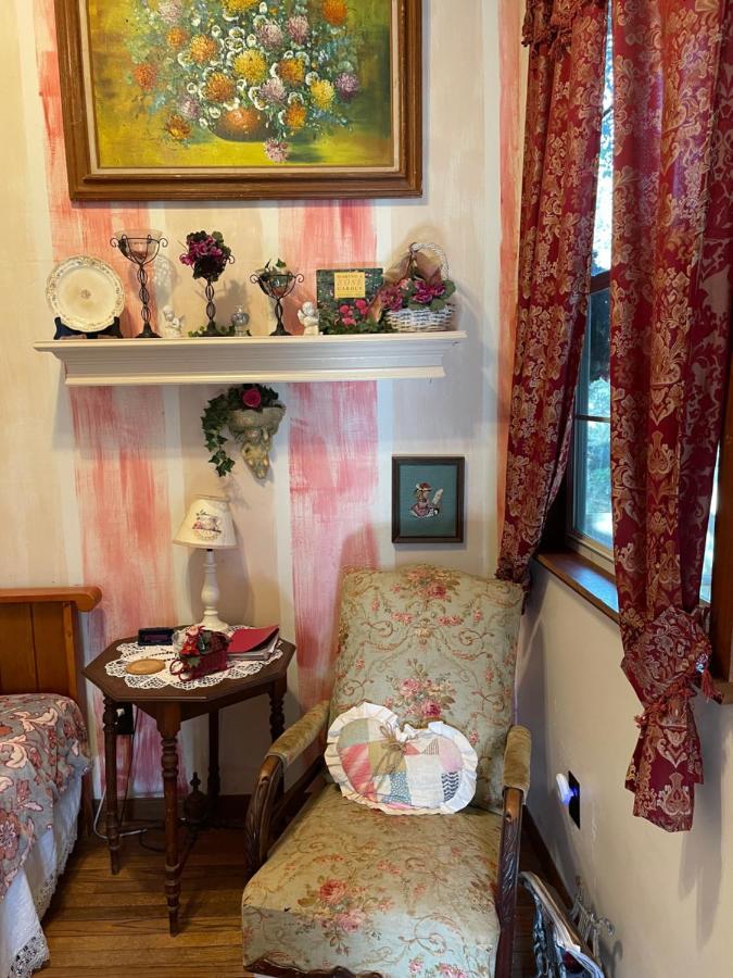 The Victorian Cottage At Creekside Camp & Cabins Марбл-Фоллс Екстер'єр фото