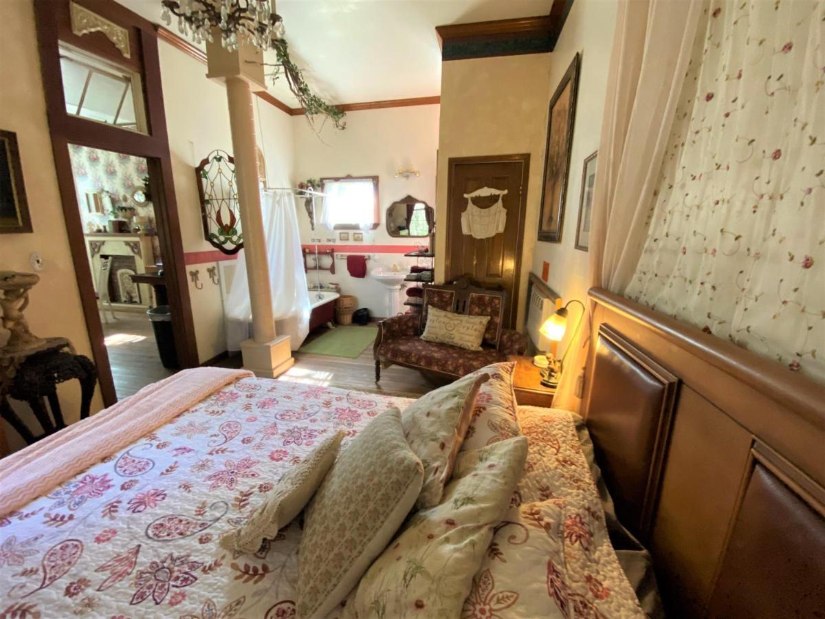 The Victorian Cottage At Creekside Camp & Cabins Марбл-Фоллс Екстер'єр фото